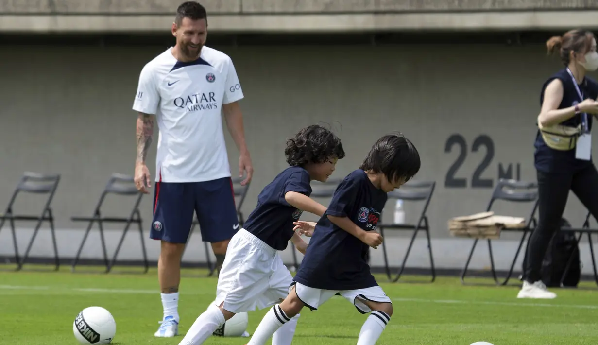 Pemain Paris Saint-Germain (PSG), Lionel Messi mengamati permainan pesepak bola cilik saat memberikan pelatihan di Jepang. (AP/Eugene Hoshiko)