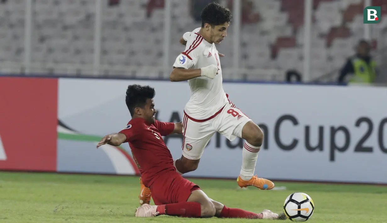 Bek Indonesia, Asnawi Mangkualam, berusaha menghadang pemain Uni Emirat Arab (UEA) pada laga AFC di SUGBK, Jakarta, Rabu (24/10/2018). Indonesia menang 1-0 atas UEA. (Bola.com/M Iqbal Ichsan)