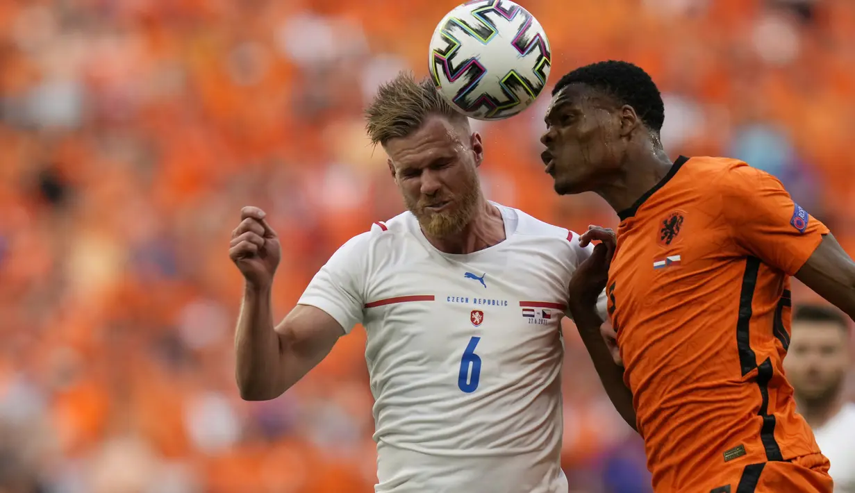Bek timnas Belanda, Denzel Dumfries bersaing dengan bek Republik Ceko, Tomas Kalas pada babak 16 besar Euro 2020 di Puskas Arena, Budapest, Minggu (27/6/2021). Belanda yang bermain dengan 10 pemain setelah turun minum secara mengejutkan disingkirkan Ceko usai kalah 0-2. (AP Photo/Darko Bandic, Pool)