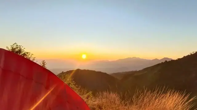 Pemandangan matahari terbit Gunung Puntang di Bandung