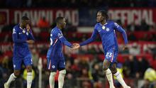 Trevoh Chalobah merayakan bersama rekan setimnya dalam pertandingan Liga Inggris antara Manchester United dan Chelsea di Stadion Old Trafford, Manchester, Inggris, Sabtu, 20 September 2025. (AP Photo/Dave Thompson)