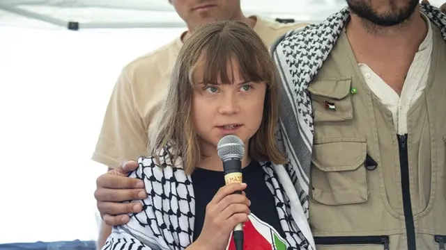 Aktivis iklim Greta Thunberg di Catania, Italia, Minggu, pada 1 Juni 2025 sebelum berangkat berlayar ke Gaza dengan kapal Freedom Flotilla, Madleen.