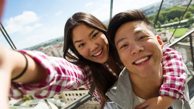 pasangan cinta bahagia kencan