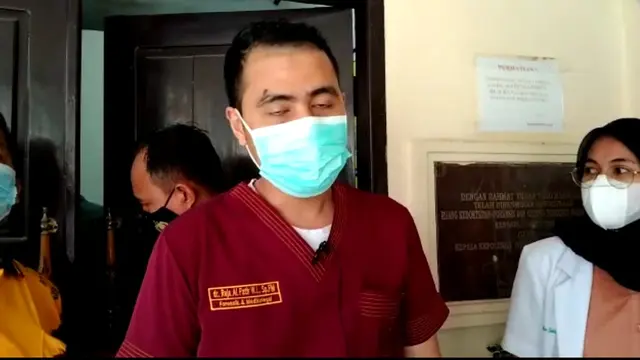 Dokter sempat mengecek kondisi korban yang sudah meninggal dunia saat dibawa ke rumah sakit.( foto istimewa)