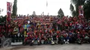 Ratusan kroser berfoto bersama jelang pembukaan Komando Trail Adventure (Kotra) 2 di Yon 14 Grup 1 Kopassus, Bogor, Jabar, Sabtu (8/4). Acara ini dibuka langsung Danjen Kopassus Mayjen TNI Madsuni. (Liputan6.com/Helmi Fithriansyah)