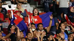 Suporter tim Johor Darul Takzim bernyanyi memberi semangat timnya saat melawan Persija pada lanjutan penyisihan Grup H Piala Asia 2018 di Stadion GBK, Jakarta, Selasa (10/4). Johor Darul Takzim kalah telak 0-4. (Liputan6.com/Helmi Fithriansyah)