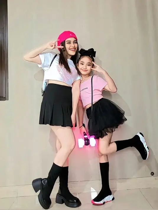 Sebab, keduanya tampil kompak mengenakan outfit senada layaknya kakak dan adik. @ayutingting92.