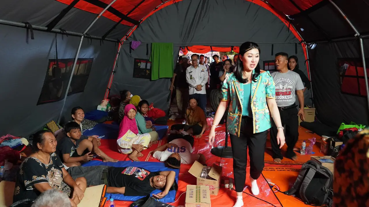 Anggota DPRD Jakarta, Hilda Kusuma Dewi, mengunjungi korban kebakaran di Jalan Kalianyar IV, Tambora, Jakarta Barat, Rabu (16/10/2024) (Istimewa)