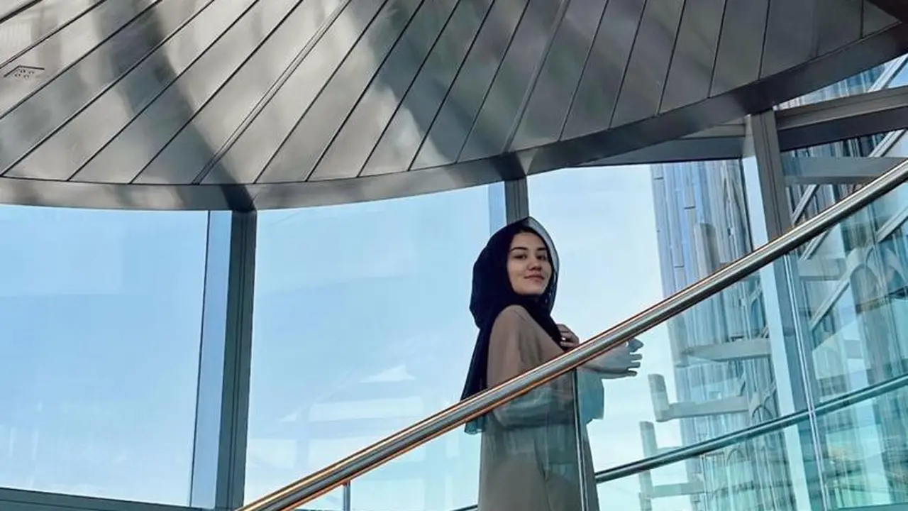 6 Potret Aaliyah Massaid Liburan di Dubai, Bergaya ala Warlok Pakai Kerudung hingga Sorban