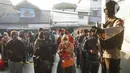 Polisi mengatur antrean calon penumpang yang akan masuk ke dalam Stasiun Citayam, Depok, Jawa Barat, Senin (8/6/2020). Memasuki fase PSBB proporsional menuju new normal Kota Depok, stasiun ramai dipadati penumpang yang kini mulai beraktivitas kembali. (Liputan6.com/Immanuel Antonius)