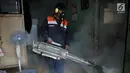 Petugas melakukan penyemprotan asap (fogging) nyamuk demam berdarah dengue (DBD) di salah satu rumah warga RW 01, Kelurahan Cipinang, Jakarta, Minggu (10/3). Fogging ini juga untuk membasmi perkembangbiakan jentik nyamuk. (merdeka.com/Iqbal Nugroho)