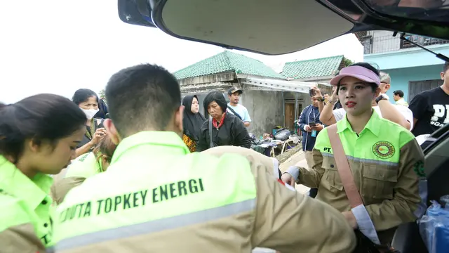 Sosialita Novita Emilda kunjungi korban gempa Cianjur