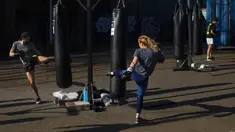 Kickboxer menjaga jarak 1,5 meter mengikuti peraturan protokol kesehatan virus corona COVID-19 pemerintah Belanda saat mereka berlatih di luar ruangan di Amsterdam, Belanda, Selasa (30/3/2021). Kasus COVID-19 di Belanda telah menembus satu juta lebih. (AP Photo/Peter Dejong)