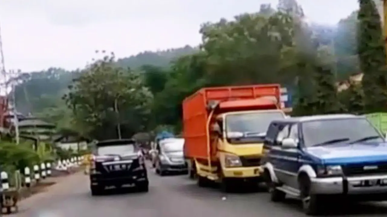 VIDEO: Sambut Pergantian Tahun, Jembatan Suramadu Padat