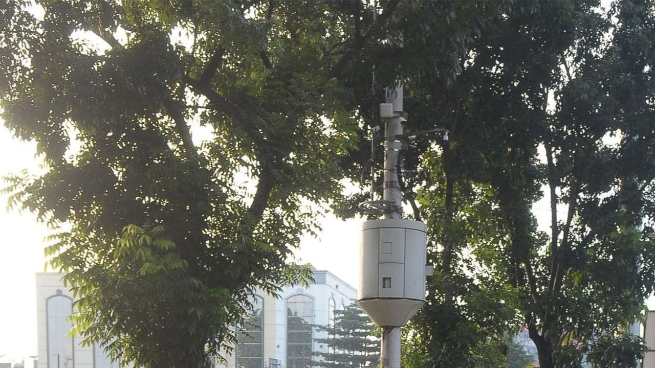 Jumlah jemaah yang datang untuk bisa melaksanakan salat Idulfitri ini tampak membludak hingga ke ujung jalan. Foto: merdeka.com / Imam Buhori