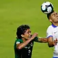 Gelandang Brasil, Casemiro (kanan) berebut bola udara dengan pemain Bolivia, Marcelo Martins Moreno selama pertandingan grup A Piala Copa America 2019 di stadion Morumbi di Sao Paulo, Brasil (14/6/2019). Brasil menang telak 3-0 atas Bolivia. (AP Photo/Nelson Antoine)