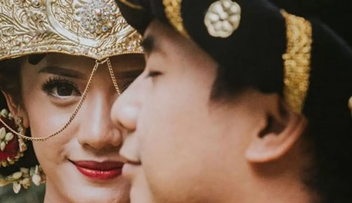 Selain mengenakan baju adat, pasangan ini juga terlihat menjalani pemotretan di dapur. "Biar kayak orang2.. ** Photo : @aldosinarta @aspictura_," tulis Dika sebagai keterangan foto. (Instagram/raditya_dika)