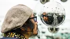 Pengunjung mengamati instalasi seni karya seniman Jepang Yayoi Kusama di Museum Wndr, Chicago, Amerika Serikat, Minggu (23/2/2020). Museum Wndr menampilkan 'Infinity Mirror Room' karya Yayoi Kusama dan sejumlah instalasi seni lainnya yang memadukan seni dan ilmu pengetahuan. (Xinhua/Joel Lerner)