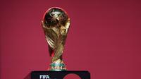 Trofi Piala Dunia FIFA Qatar dipamerkan saat Trophy Tour by Coca-Cola kick-off hari ini dengan first stop event di Dubai, Uni Emirat Arab, Kamis (12/5/2022). (AP Photo/Kamran Jebreili)