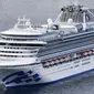 Kapal pesiar Diamond Princess berlabuh di Pelabuhan Yokohama saat kedatangan di Yokohama, Tokyo (4/2/2020). Langkah karantina dilakukan setelah penumpang 80 tahun yang turun dari kapal pesiar itu di Hong Kong pada 25 Januari lalu, dinyatakan positif terinfeksi virus corona. (Kyodo News via AP)