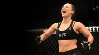 Ronda Rousey merayakan kemenangan atas Cat Zingano di kelas bantam UFC dalam UFC 184 event di Staples Center, Los Angeles, AS. 28/2/2015). (Harry How/Getty Images/AFP)