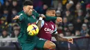 Pemain Liverpool Alex Oxlade-Chamberlain (kiri) berebut bola dengan pemain Aston Villa Ashley Young pada pertandingan sepak bola Liga Inggris di Villa Park, Birmingham, Inggris, 26 Desember 2022. Liverpool mengalahkan Aston Villa dengan skor 3-1. (AP Photo/Rui Vieira)