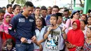 Bakal Calon Gubernur DKI, Agus Harimurti Yudhoyono melakukan dialog dengan warga saat mengunjungi kawasan Bukit Duri, Jakarta, Kamis (20/10). Kunjungan Agus Yudhoyono untuk melihat langsung kondisi warga yang terkena gusuran (Liputan6.com/Gempur M Surya)