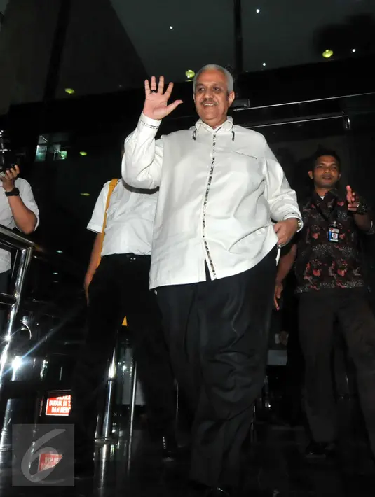 Ketua DPRD Sumatera Utara Ajib Shah usai menjalani pemeriksaan di Gedung KPK, Jakarta, Jumat (6/11). Ajib Shah diperiksa sebagai saksi untuk tersangka Gubernur Sumut nonaktif Gatot Pujo Nugroho terkait kasus suap DPRD Sumut. (Liputan6.com/Helmi Afandi)