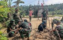 FOTO: Satgas Kodam I Bukit Barisan Bangun Jembatan Gantung Garuda