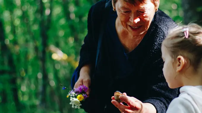 Ilustrasi nenek dan cucu