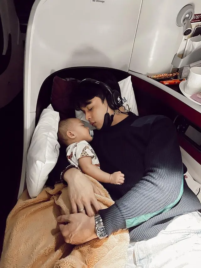 Rey Mbayang bersama putranya. (Foto: Instagram/rey_mbayang)