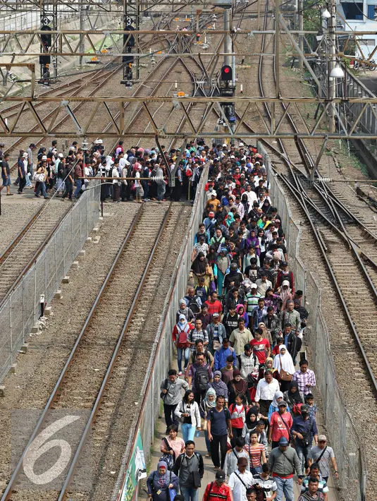 Penumpang memadati peron di Stasiun Tanah Abang, Jakarta, Senin (4/1). Usai Libur Panjang, warga Ibu Kota kembali beraktivitas seperti biasa, yang ditandai dengan kepadatan di stasiun, jalan, serta gedung perkantoran. (Liputan6.com/Immanuel Antonius)