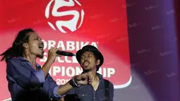 Penampilan Ipang dan Ridho Slank (kanan) pada peluncuran Torabika Soccer Championship 2016 presented by IM3 Ooreedoo di Hotel Mulia, Jakarta, Senin (18/4/2016). (Bola.cm/Nicklas Hanoatubun)