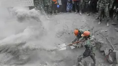 Prajurit TNI mencari korban di lokasi tertimbunnya rumah di bawah abu vulkanik letusan Gunung Semeru di Desa Candi Murni, Lumajang, Jawa Timur, Selasa (7/12/2021). Letusan gunung Semeru yang kuat menewaskan sejumlah orang dan menyebabkan ribuan orang kehilangan tempat tinggal. (AP Photo/Trisnadi)