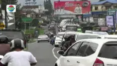 Polisi harus merekayasa lalu lintas dengan sistem buka tutup jalur untuk mengatasi kemacetan di Puncak. 