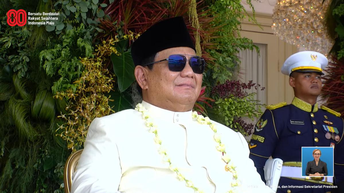 Gaya Presiden Prabowo Berkacamata Hitam dan Deretan Menterinya Ikuti Upacara 17 Agustus 2025 di Istana Merdeka