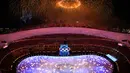 Kembang api menerangi langit di atas Stadion Olimpiade selama upacara penutupan Olimpiade Musim Dingin 2022, di Stadion Nasional, Beijing, China, Minggu (20/2/2022). (AP Photo/Jeff Roberson)