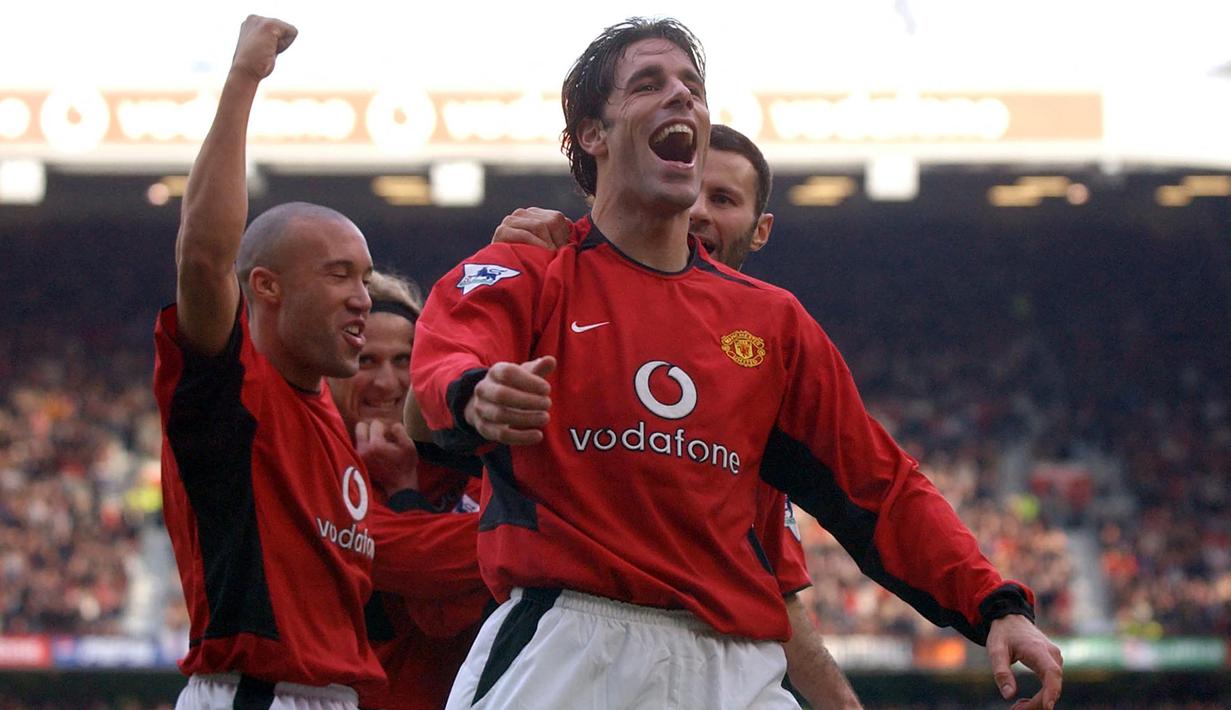 Ruud van Nistelrooy. Eks striker Belanda berusia 46 tahun yang telah pensiun pada Juli 2012 bersama Malaga ini menjadi pemain dengan catatan gol terbanyak keempat pada musim debutnya di Pemier League Liga Inggris. Ruud van Nistelrooy total mencetak 23 gol dari 32 laga pada musim 2001/2002 saat ia menjalani musim pertamanya di Premier League Liga Inggris bersama Manchester United setelah didatangkan dari PSV Eindhoven. (AFP/Paul Barker)