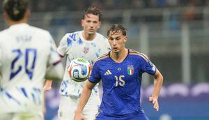 Pio Esposito (Italia) dikepung pemain Norwegia dalam laga Grup I Kualifikasi Piala Dunia 2026 di San Siro, 17 November 2025. (AP Photo/Luca Bruno)