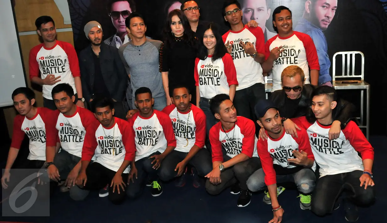 Para peserta Vidio.com Music Battle saat berpose dengan para musisi saat konfrensi pers jelang babak grand final kompetisi Music Batle di Senayan City, Jakarta, Senin (22/2). Perlombaan Musik ini telah menyisakan 5 finalis. (Liputan6.com/Yoppy Renato)