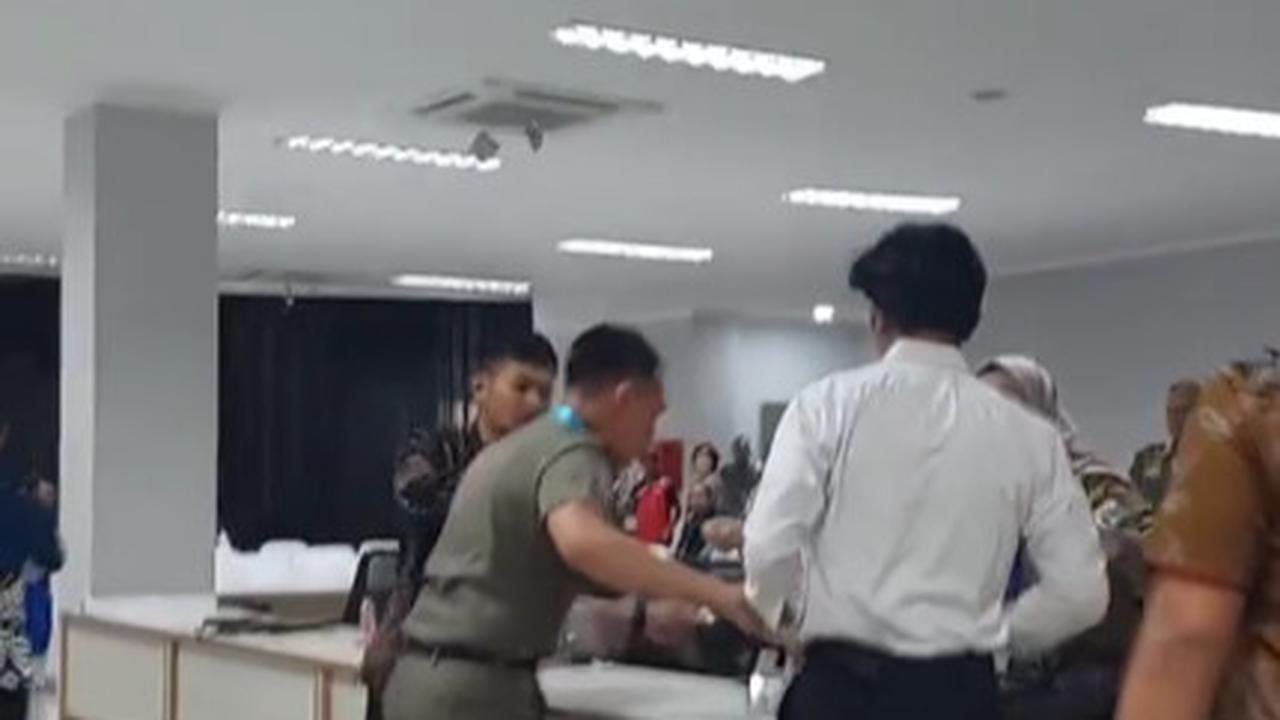 Momen Panitia Kompak Bantu Peserta yang Hampir Terlambat Masuk ke Ruangan Tes CPNS, Aksinya Banjir Pujian Warganet