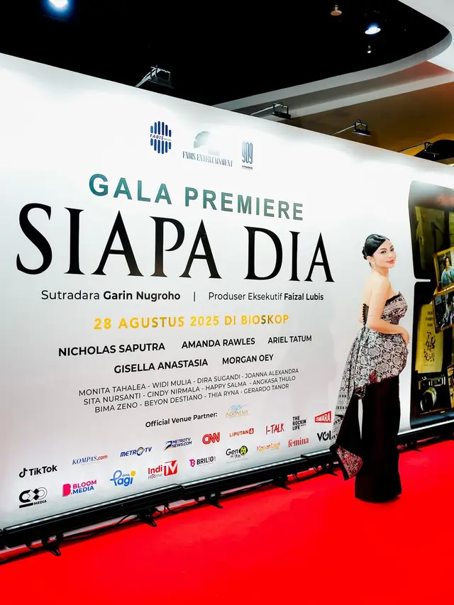 Konsisten Berwastra, Potret Ariel Tatum Tampil Memukau dalam Strapless Dress Wastra Modern di Gala Premiere Film Terbaru