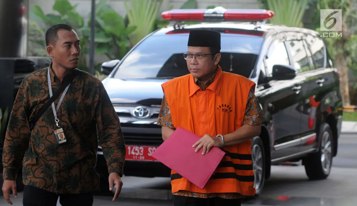 Wakil Ketua DPR Bidang Keuangan dari Fraksi PAN nonaktif Taufik Kurniawan dikawal petugas akan menjalani pemeriksaan lanjutan kasus pengurusan DAK Kabupaten Kebumem TA 2016 di gedung KPK, Jakarta, Jumat (1/2). (Merdeka.com/Dwi Narwoko)