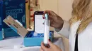 Seorang staf mendemonstrasikan cara menggunakan alat tes COVID-19 di sebuah gerai BIPA di Wina, Austria, Selasa (21/7/2020). Orang-orang cukup mengumpulkan sampel dengan cara berkumur. (Xinhua/Georges Schneider)