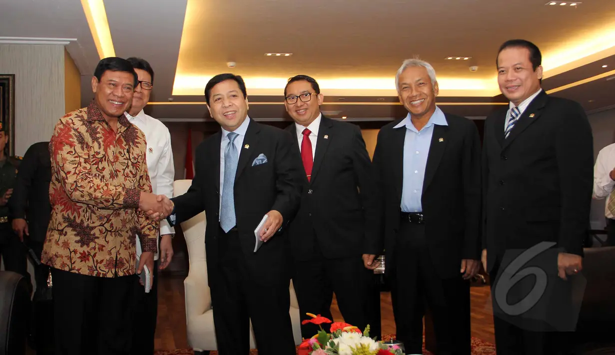 Menko Polhukam Tedjo Edhy (kiri) bersalaman dengan Ketua DPR Setya Novanto (ketiga kiri) usai pertemuan di Komplek Parlemen, Jakarta, Rabu (1/4/2015). Pertemuan tersebut terkait pengajuan calon Kapolri Komjen Badrodin Haiti. (Liputan6.com/Helmi Afandi)