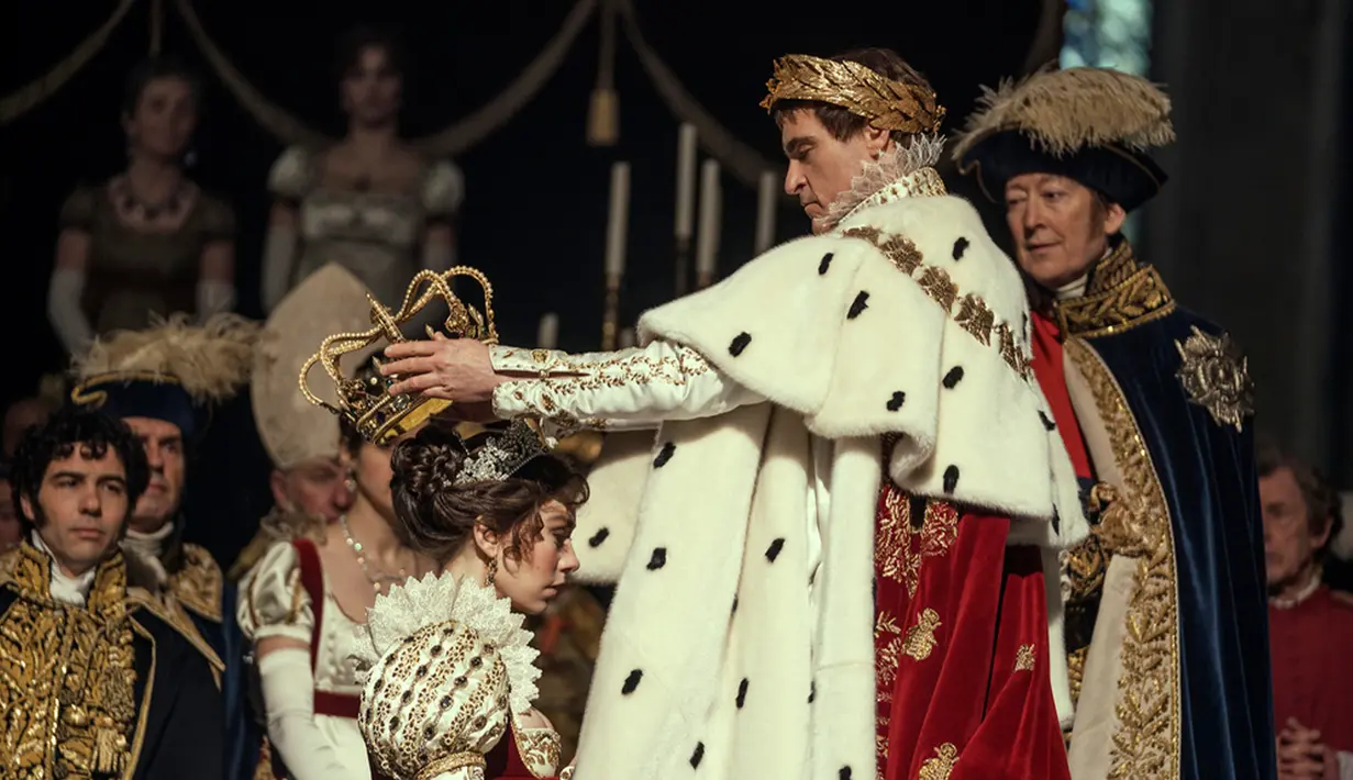 Film ini menceritakan sejarah dan asal-usul jenderal ikonis asal Prancis Napoleon Bonaparte (Joaquin Phoenix) ketika era Revolusi Prancis di tahun 1793. Adapun film ini memperlihatkan bagaimana Bonaparte bisa melangkah menuju kekuasaan. (Aidan Monaghan/Apple TV+ via AP)
