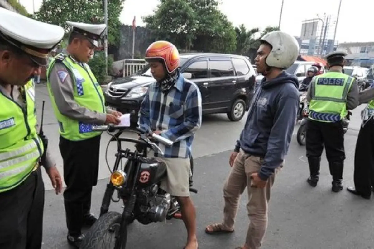 [Bintang] Bukti-bukti Kalau Kamu Harus Menghargai Bapak Polisi