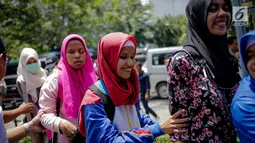 Massa Himpunan Disabilitas Netra Indonesia mendatangi Gedung Kementerian Sosial, Jakarta, Senin (4/3). Aksi ini diikuti puluhan penyandang disabilitas. (Liputan6.com/Faizal Fanani)