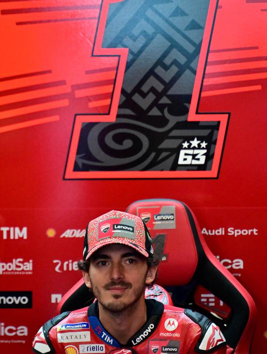 Francesco Bagnaia unggul tipis 0.273 detik dari pembalap Monster Yamaha, Alex Rins. (Marco BERTORELLO/AFP)