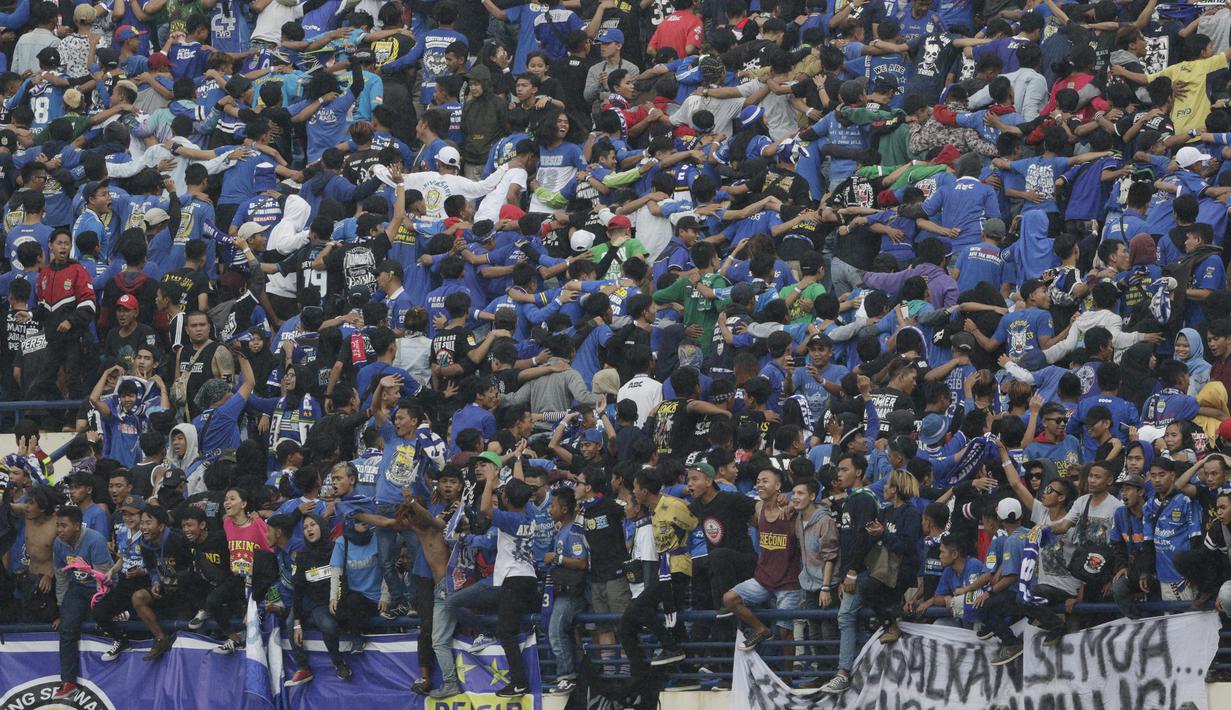 Bobotoh saat mendukung Persib Bandung melawan Persiwa Wamena pada laga Piala Indonesia di Stadion Si Jalak Harupat, Bandung, Senin (11/2). Persib menang 7-0 atas Persiwa. (Bola.com/M Iqbal Ichsan)